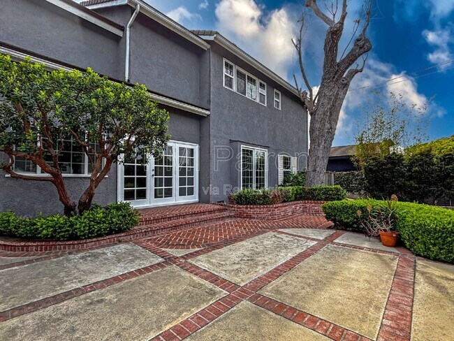 Building Photo - 5147 E Los Flores St