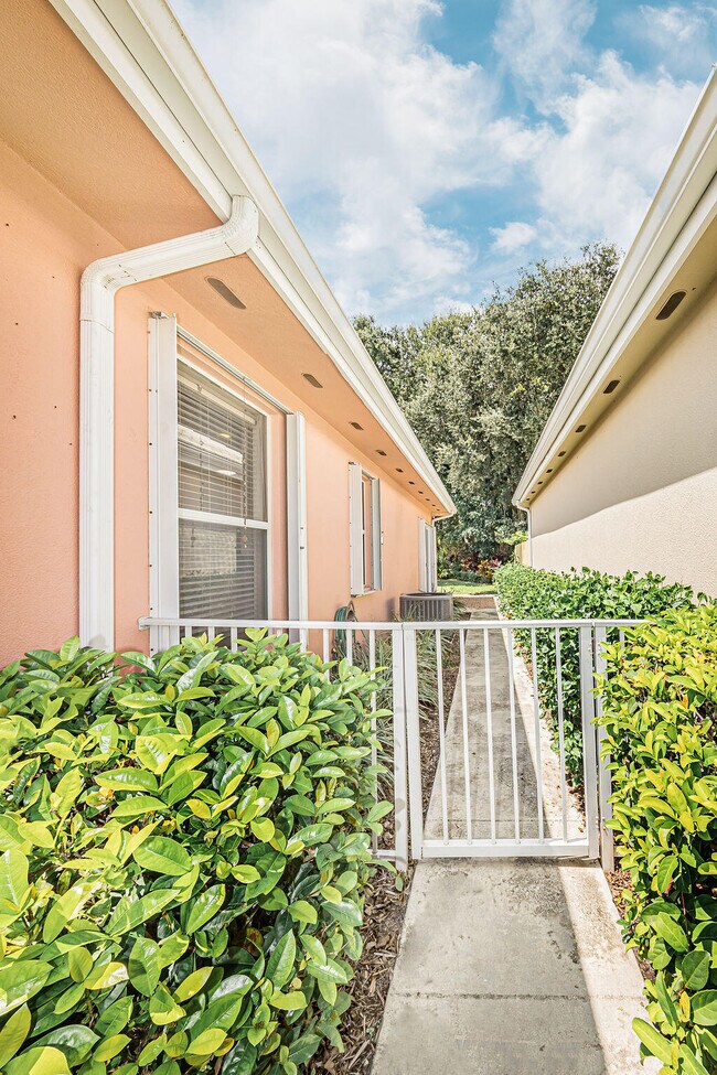 Building Photo - 8593 Wakefield Dr