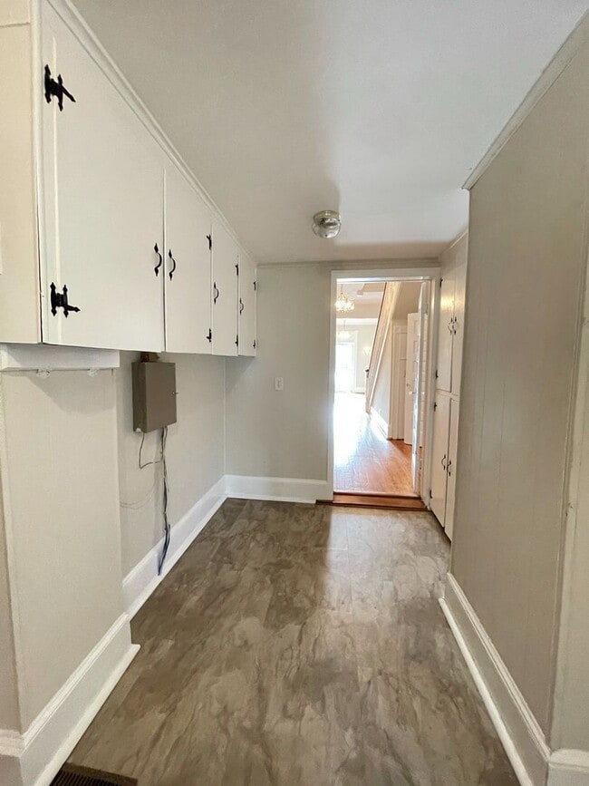 Building Photo - Huge Vintage Home in South Hill