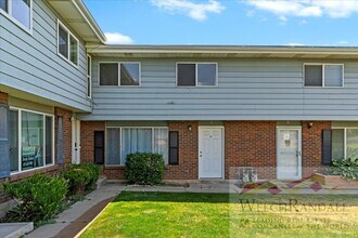 Building Photo - Beautifully Remodeled 3 Bed 2.5 Bath Townh...