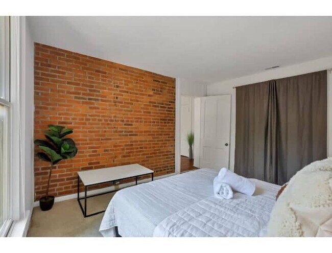 Building Photo - The Artist's Apt. | 2BR | Short North | +Parking