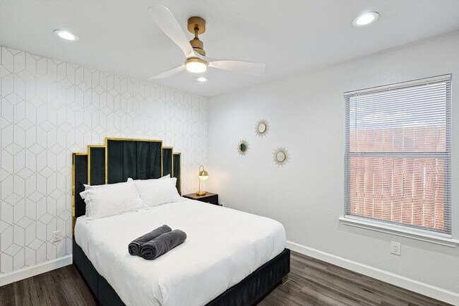 Building Photo - 521 E Robin Ct