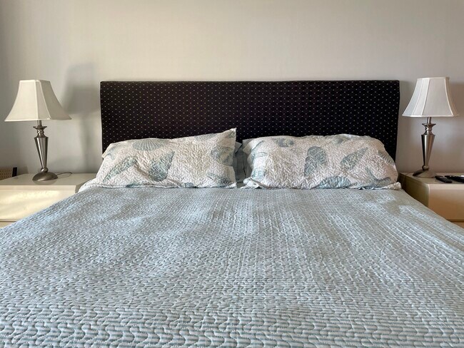 Building Photo - 4775 Cove Cir