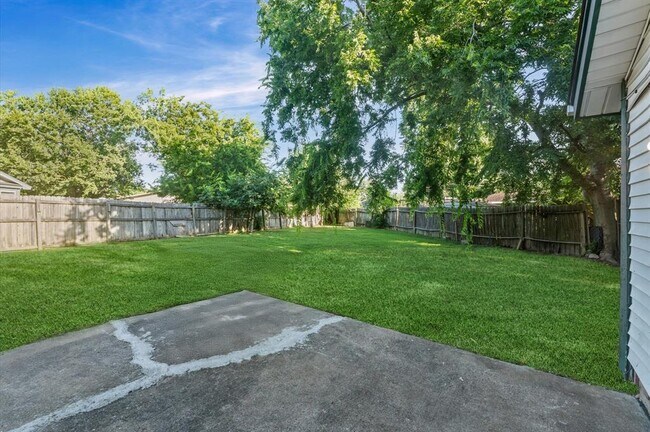 Building Photo - 13930 New Village Ln