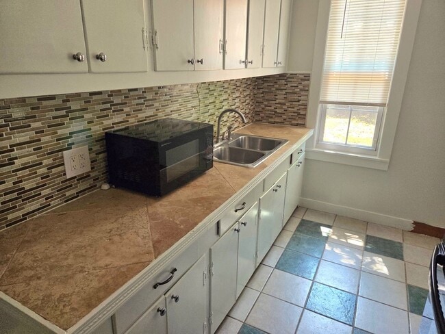 Building Photo - 3bd/1ba Cottage on private street with a s...