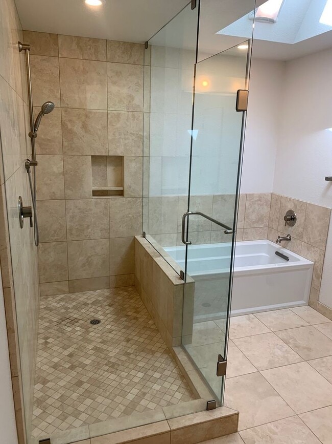 Building Photo - Updated 3 bedroom 2 bathroom Single Family...