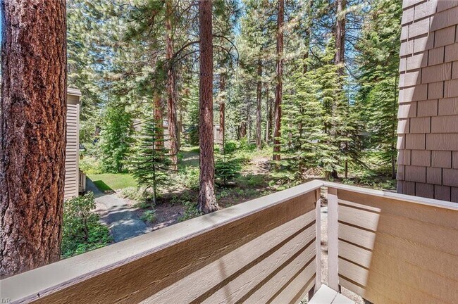 Building Photo - Great location in Incline Village
