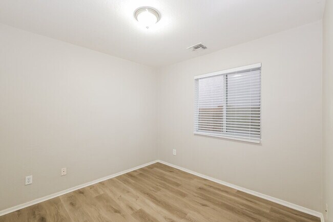 Building Photo - 9132 W Cordes Rd