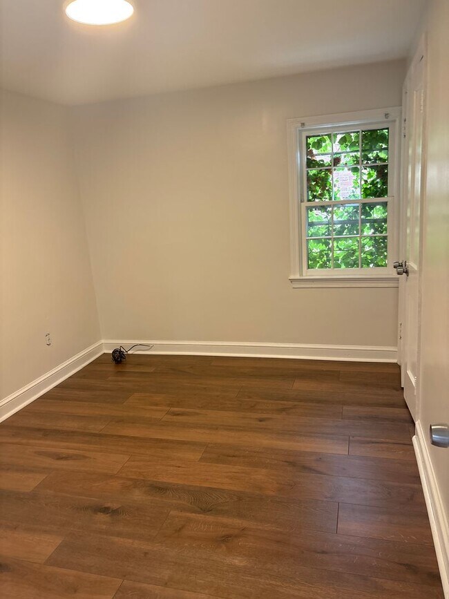 Building Photo - Cozy 3 Bedroom House, Yard-East End of Yor...