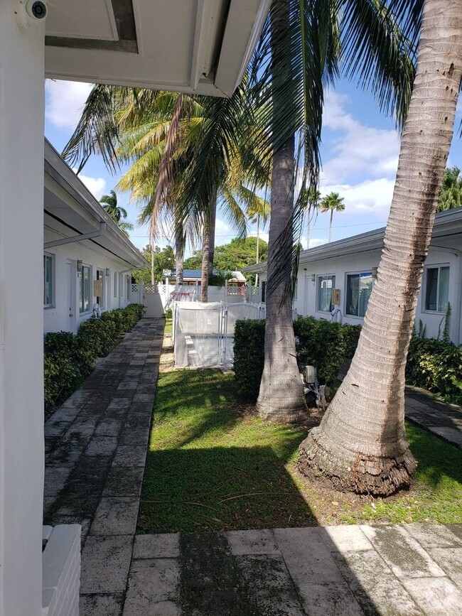 Building Photo - 2 Bedrooms in Hallandale Beach