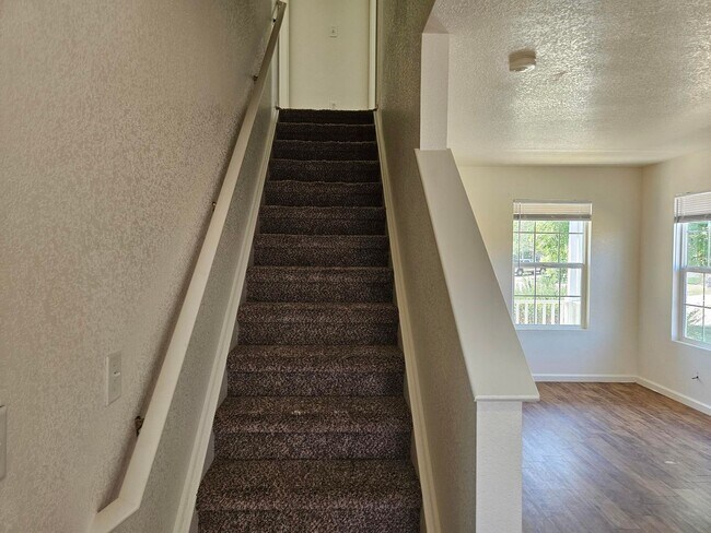 Building Photo - Adorable 2 bedroom townhome Available ASAP!