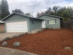 Building Photo - 3 bedroom, 1 bath house in Springfield!