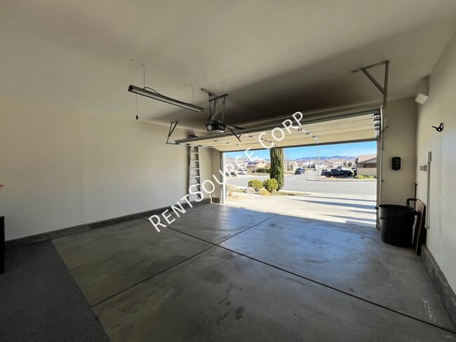 Building Photo - 3 Bedrooms/2 Bathrooms Single Story, Split...