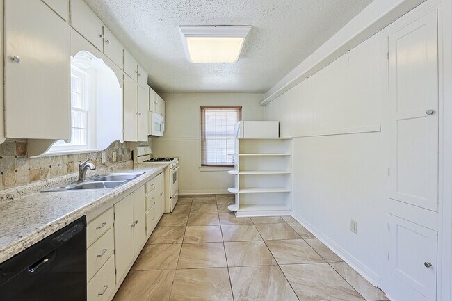 Building Photo - Charming 2 Bedroom Home with Character & Convenient Amenities