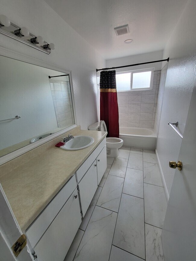 Building Photo - Beautifully remodeled 3 bedroom, 2 bath Home with bonus room