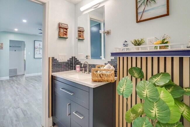 Building Photo - Fully Furnished 2BR/2BA Sarasota Home – Move-In Ready with Entertainment Room Near Siesta Key!