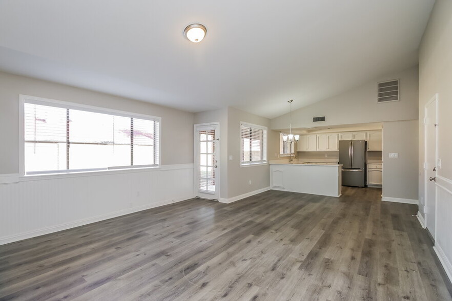 Building Photo - 440 E San Pedro Ave