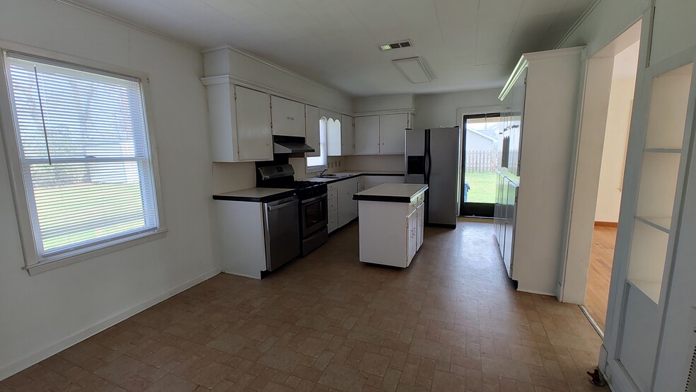 Kitchen and dining area - 922 E Nezpique St