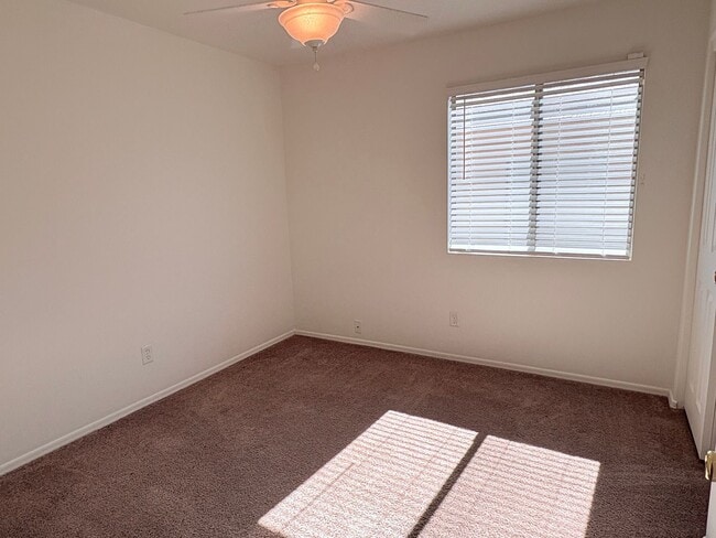 Building Photo - 3-bedroom, 2-bathroom home with walled bac...