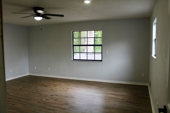 Building Photo - Port Orange Charming 5-Bedroom, 2-Bathroom...
