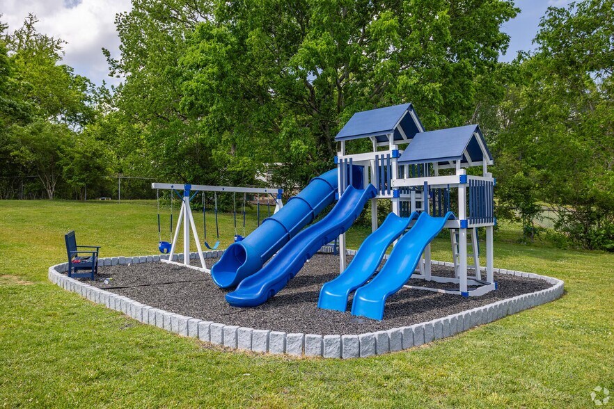 Building Photo - 400 Adamwood Dr
