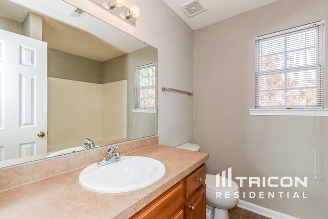 Building Photo - 429 Legend Oaks Dr
