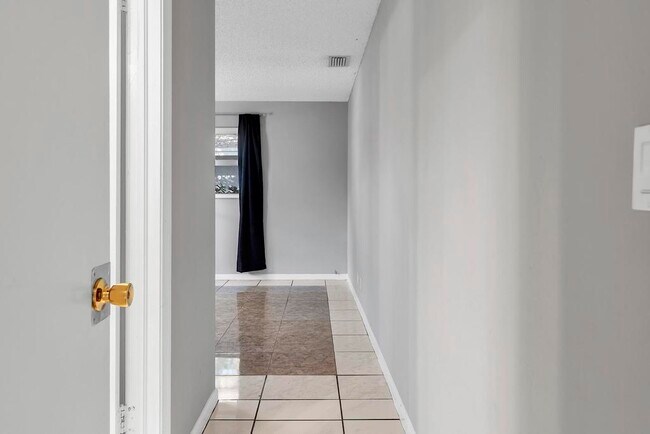 Building Photo - 915 S N St