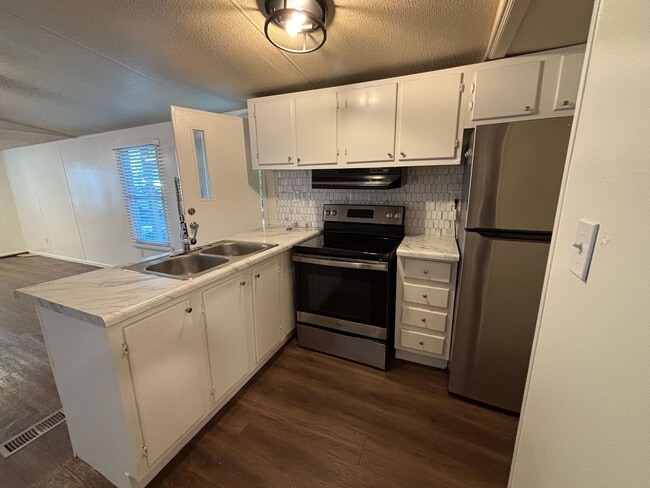 Building Photo - Great Location!! Quiet Neighborhood!!
