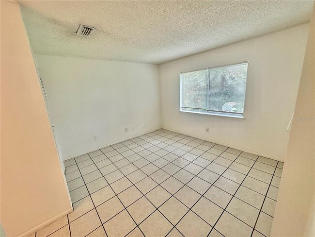 Building Photo - 2550 S Park Ave