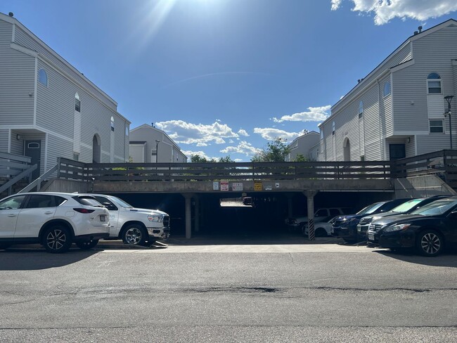 Building Photo - Spacious 3 Bed, 2 Full Bath Townhome near the Highline Canel!