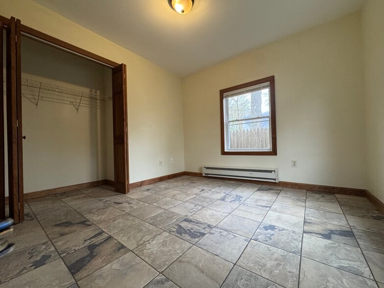 Bedroom 1 - 11R Lake Dr