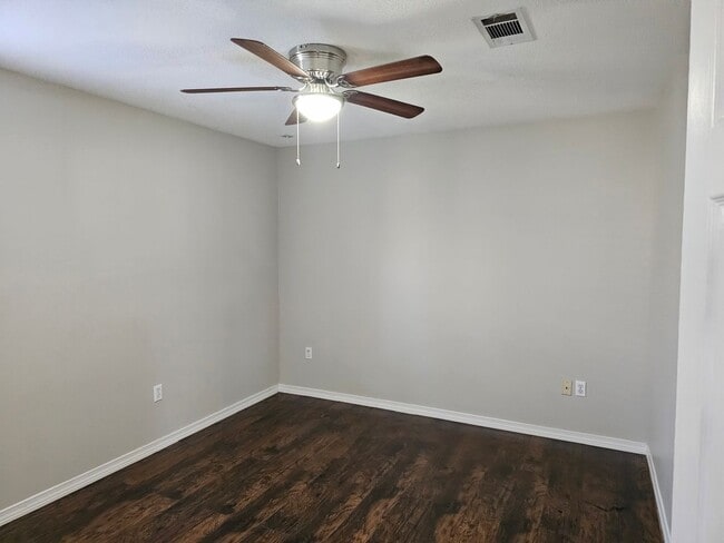 Building Photo - 204 N Cypress St