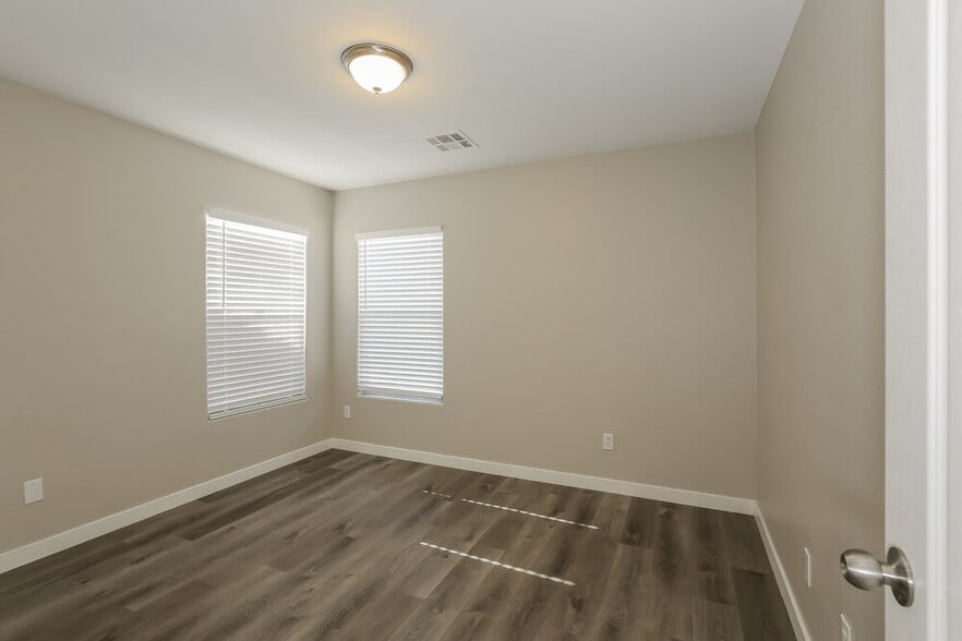 Building Photo - 1081 Crescent Falls St