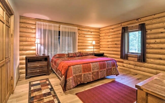 Building Photo - SEASONAL 4bd 2ba log home