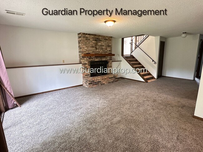 Building Photo - Crystal Single Family Home, Large Fenced Back Yard, 2 Car Garage, Dishwasher, Available Sept 1st