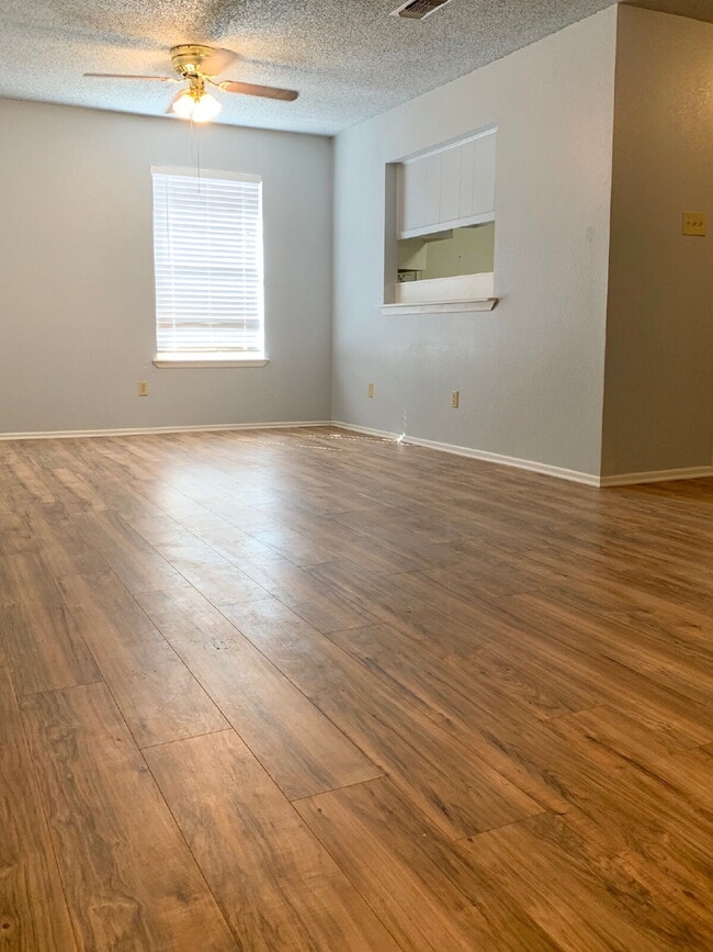 Building Photo - Cute 2 Bedroom