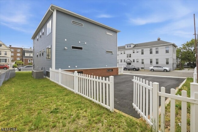 Building Photo - 281 Maple St