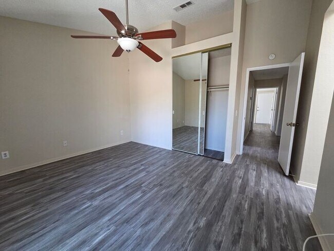 Building Photo - Newly available