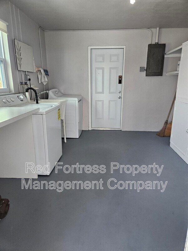 Building Photo - 8730 Fordham St