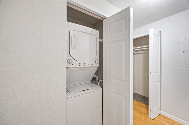 Building Photo - Location, Location!! 2-bedroom Condo in Ma...