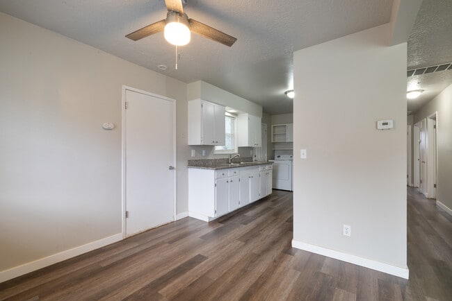 Building Photo - 15706 E Burnside St