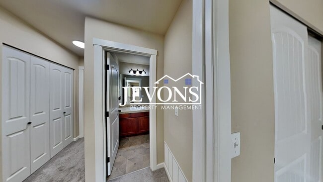 Building Photo - Spacious 5-bedroom home in a great community with 2-car garage, washer and dryer, just minutes fr...