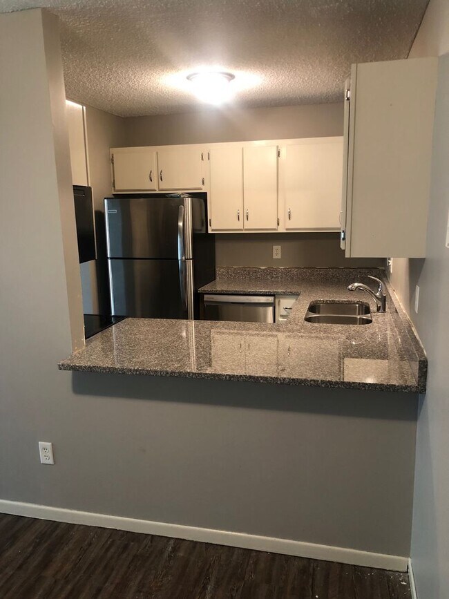Building Photo - Main Floor Condo Available September 1, Up...