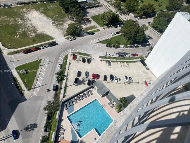 Building Photo - 1750 N Bayshore Dr