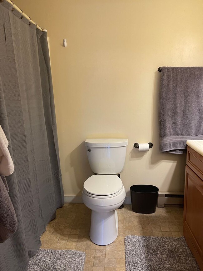 Building Photo - 2 bedroom, 1 bathroom