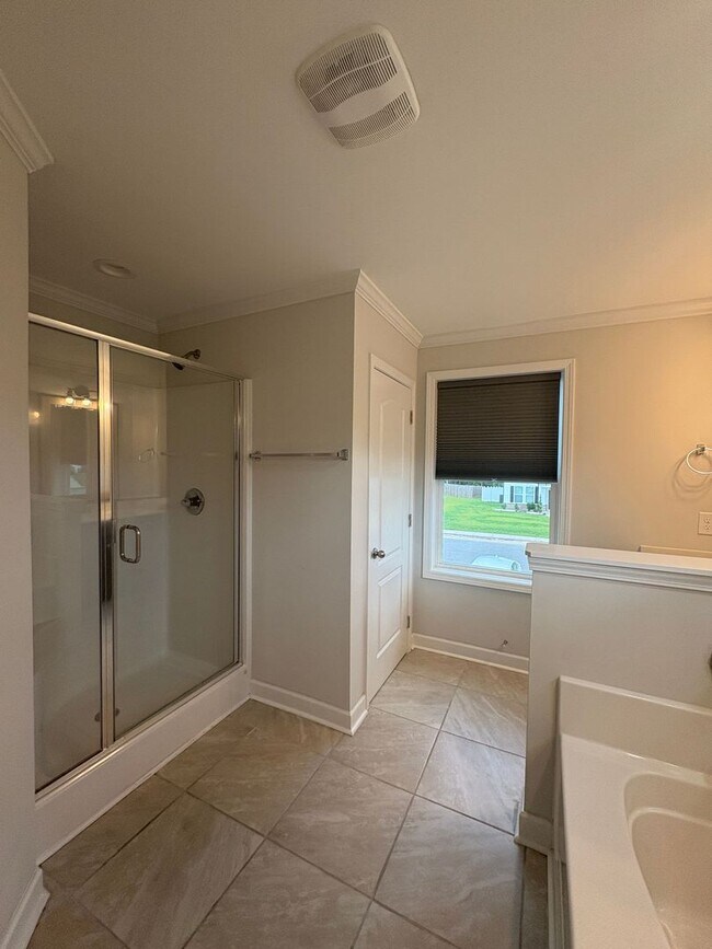 Building Photo - Gorgeous 4 Bed, 2.5 Bath Home in Fayetteville