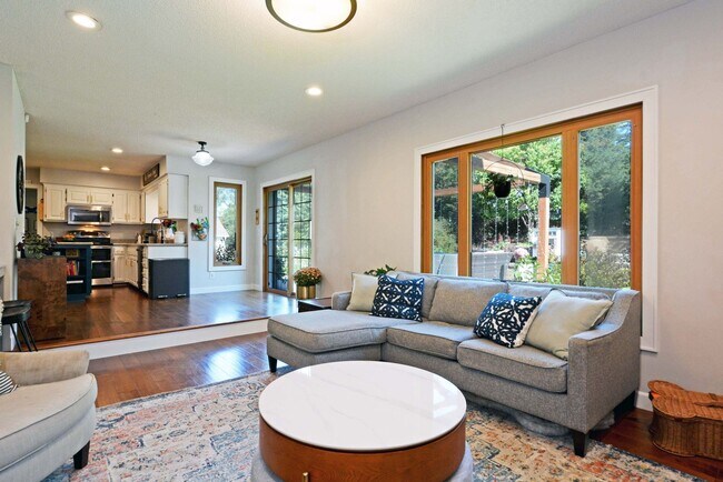 Building Photo - Beautiful 4-Bedroom Home in Vadnais Height...