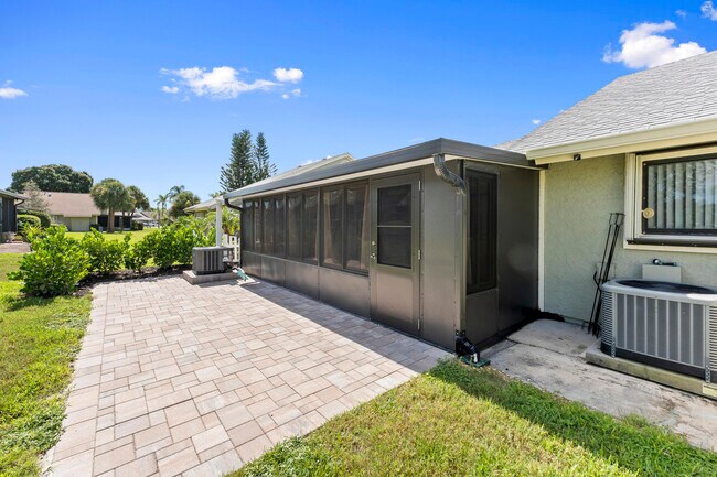 Building Photo - 1431 SE Berwick Ct