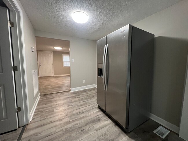 Building Photo - Move-in Ready!