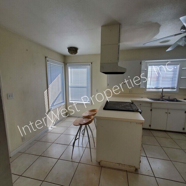 Building Photo - 3+bd 1.5 ba Single Level West Salem Home w...